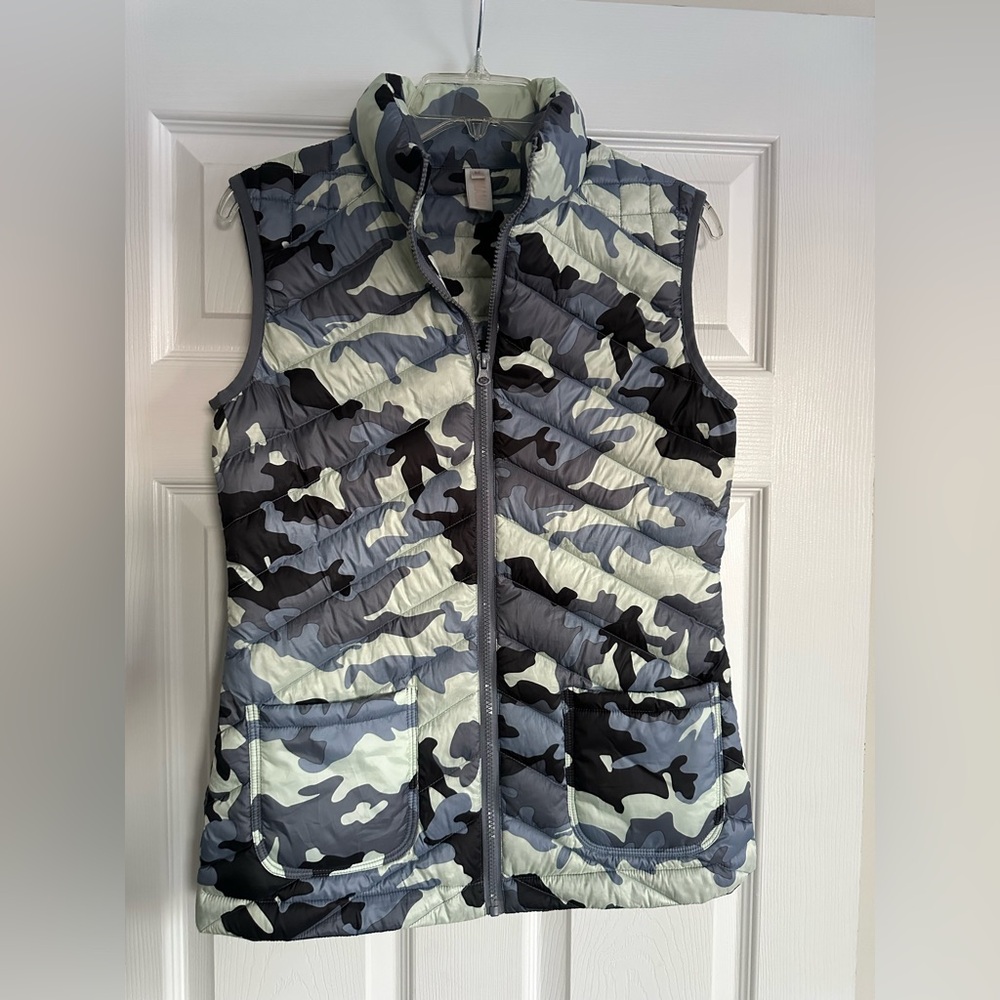 Women’s Camouflage Puffer Vest size M